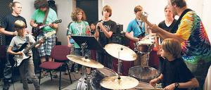 Laut. Einer der Betreuer beim „Mach Rockmusik“-Camp im Lindenpark ist Matthias Peters (rechts im Bild). Er ist für die Band namens „Lamas mit Hüten“ zuständig. Deren Song bleibt bis zum Finale am Freitag eine Überraschung. „Es wird eine sehr extravagante Coverversion eines AC/DC-Titels sein“, sagt Peters.