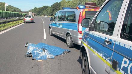 Von zwei Pkw erfasst: Der Mann verstarb noch am Unfallort.