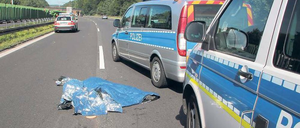 Von zwei Pkw erfasst: Der Mann verstarb noch am Unfallort.