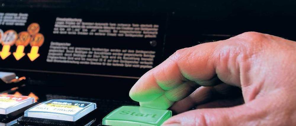 Hohes Suchtpotenzial: Der Eintritt in Spielhallen ist frei, die Geräte sind bunt und schrill und versprechen einen Ausbruch aus dem Alltag.