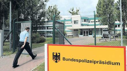 Übergangslösung. Büros hat das zentrale Bundespolizeipräsidium derzeit unter anderem in den Räumen des ehemaligen Arbeitsamtes in der Heinrich-Mann-Allee. Bis 2014 ist ein 56 Millionen Euro teurer Neubau für die rund 800 Mitarbeiter am Standort Potsdam geplant. Von Potsdam aus wird die Arbeit aller gut 40 000 Bundespolizisten koordiniert.