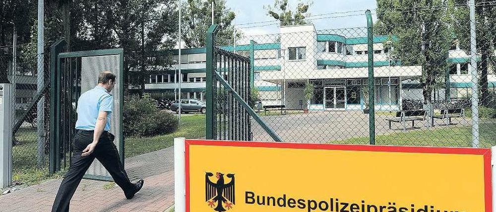 Übergangslösung. Büros hat das zentrale Bundespolizeipräsidium derzeit unter anderem in den Räumen des ehemaligen Arbeitsamtes in der Heinrich-Mann-Allee. Bis 2014 ist ein 56 Millionen Euro teurer Neubau für die rund 800 Mitarbeiter am Standort Potsdam geplant. Von Potsdam aus wird die Arbeit aller gut 40 000 Bundespolizisten koordiniert.