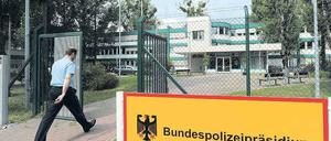 Übergangslösung. Büros hat das zentrale Bundespolizeipräsidium derzeit unter anderem in den Räumen des ehemaligen Arbeitsamtes in der Heinrich-Mann-Allee. Bis 2014 ist ein 56 Millionen Euro teurer Neubau für die rund 800 Mitarbeiter am Standort Potsdam geplant. Von Potsdam aus wird die Arbeit aller gut 40 000 Bundespolizisten koordiniert.