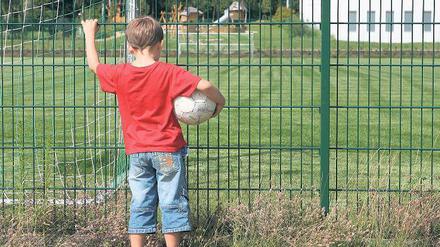 Kicken verboten. Der neue Rasenplatz in Neu Fahrland darf derzeit nicht bespielt werden, denn es fehlen Toiletten. Dabei gibt es Sanitäranlagen in zwei angrenzenden Gebäuden: Doch ob die genutzt werden können, ist ungewiss.