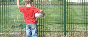 Kicken verboten. Der neue Rasenplatz in Neu Fahrland darf derzeit nicht bespielt werden, denn es fehlen Toiletten. Dabei gibt es Sanitäranlagen in zwei angrenzenden Gebäuden: Doch ob die genutzt werden können, ist ungewiss.