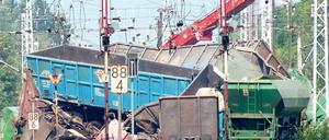 Bergungsarbeiten dauern an. Mit schwerer Technik wurde am Sonntag versucht, die entgleisten Waggons aufzurichten.