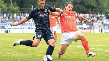 Wieder bei Babelsberg 03 und treffsicher dazu. Süleyman Koc (links), hier im Zweikampf mit Darmstadts Michael Stegmayer, sicherte mit seinem Tor zum 2:0 endgültig die ersten drei Punkte für den SVB in der neuen Drittliga-Saison.