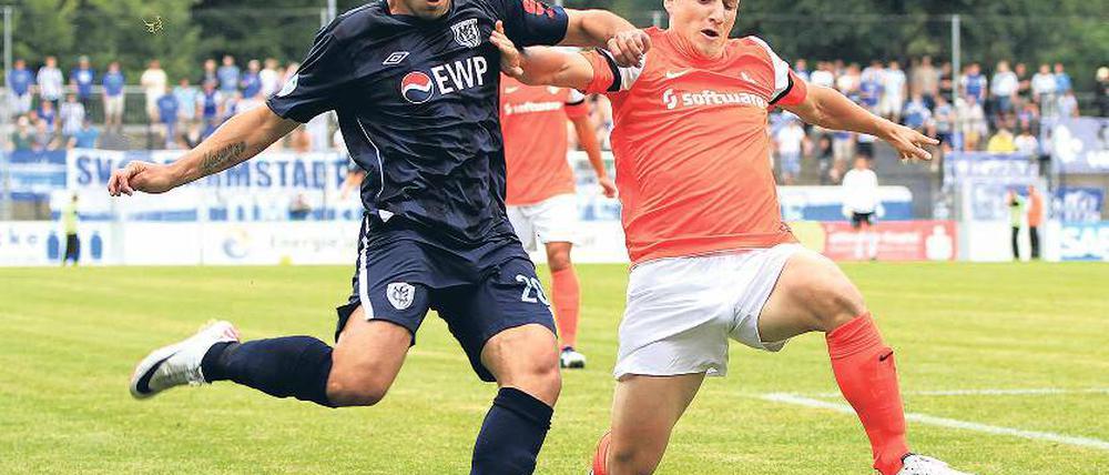 Wieder bei Babelsberg 03 und treffsicher dazu. Süleyman Koc (links), hier im Zweikampf mit Darmstadts Michael Stegmayer, sicherte mit seinem Tor zum 2:0 endgültig die ersten drei Punkte für den SVB in der neuen Drittliga-Saison.