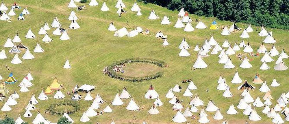 Tipis am Kähnsdorfer See. Der Indianistikbund lud Indianerfans aus ganz Deutschland in die märkische Einöde ein.