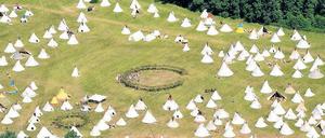 Tipis am Kähnsdorfer See. Der Indianistikbund lud Indianerfans aus ganz Deutschland in die märkische Einöde ein.