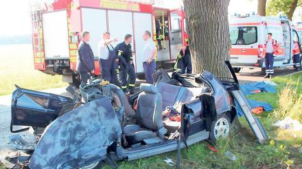 Zertrümmert. Das Auto prallte gegen einen Lkw und dann an einen Baum.