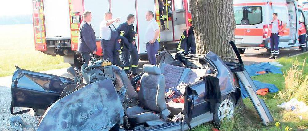 Zertrümmert. Das Auto prallte gegen einen Lkw und dann an einen Baum.