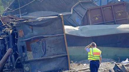 Nach dem Zugunglück in Hosena bei Senftenberg geht die Suche nach dem vermissten Stellwerksmitarbeiter unvermittelt weiter.