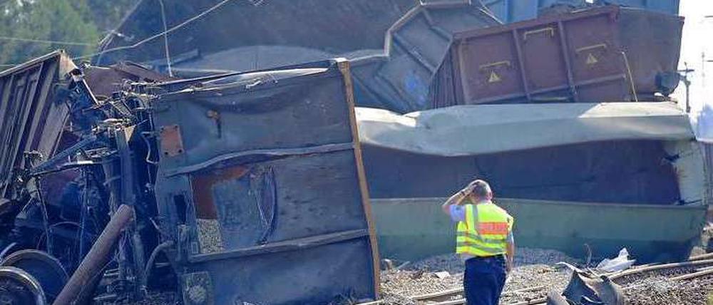 Nach dem Zugunglück in Hosena bei Senftenberg geht die Suche nach dem vermissten Stellwerksmitarbeiter unvermittelt weiter.