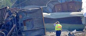 Nach dem Zugunglück in Hosena bei Senftenberg geht die Suche nach dem vermissten Stellwerksmitarbeiter unvermittelt weiter.