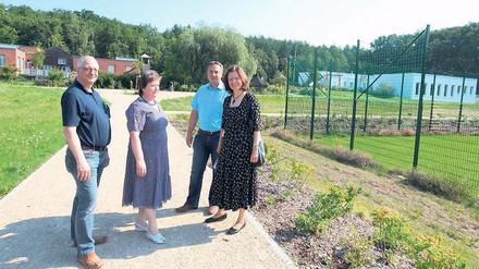 Ortsbesichtigung. Um die Situation am Neu Fahrländer Sportplatz kümmerten sich am Freitag Dietmar Weberlein, Carmen Klockow, Bernd Richter und die Beigeordnete Irina Magdowski (v.l.).