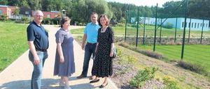 Ortsbesichtigung. Um die Situation am Neu Fahrländer Sportplatz kümmerten sich am Freitag Dietmar Weberlein, Carmen Klockow, Bernd Richter und die Beigeordnete Irina Magdowski (v.l.).