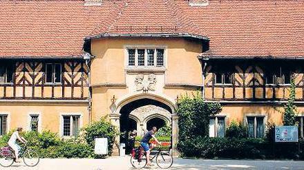 Ab 2013 Baustelle. Auch Schloss Cecilienhof gehört zu den Sanierungsfällen der Schlösserstiftung. Ab dem kommenden Jahr wird es bis 2017 zur Baustelle. Fassade und Dächer werden für insgesamt 8,7 Millionen Euro aus dem Masterplan-Topf instandgesetzt. Das Schlosshotel muss in diesem Zeitraum schließen.
