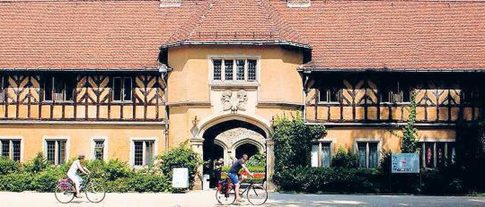 Ab 2013 Baustelle. Auch Schloss Cecilienhof gehört zu den Sanierungsfällen der Schlösserstiftung. Ab dem kommenden Jahr wird es bis 2017 zur Baustelle. Fassade und Dächer werden für insgesamt 8,7 Millionen Euro aus dem Masterplan-Topf instandgesetzt. Das Schlosshotel muss in diesem Zeitraum schließen.
