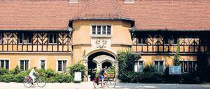 Ab 2013 Baustelle. Auch Schloss Cecilienhof gehört zu den Sanierungsfällen der Schlösserstiftung. Ab dem kommenden Jahr wird es bis 2017 zur Baustelle. Fassade und Dächer werden für insgesamt 8,7 Millionen Euro aus dem Masterplan-Topf instandgesetzt. Das Schlosshotel muss in diesem Zeitraum schließen.