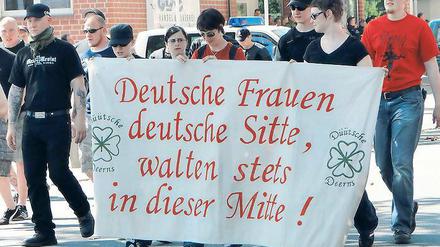 Streng nationalistisch. Anhängerinnen der Düütschen Deerns aus der Lüneburger Heide bei einer Demonstration im Juni 2010 in Hildesheim. Immer mehr Mädchen und Frauen agieren in Deutschland in der rechtsextremen Szene.