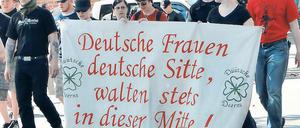 Streng nationalistisch. Anhängerinnen der Düütschen Deerns aus der Lüneburger Heide bei einer Demonstration im Juni 2010 in Hildesheim. Immer mehr Mädchen und Frauen agieren in Deutschland in der rechtsextremen Szene.