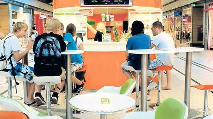 Saftig. Die Mitarbeiter „Cacadoo“-Saftbar freuen sich über das gute Ergebnis bei Stiftung Warentest. Am Tag nach der Veröffentlichung der Testergebnisse von 13 Berliner und einer Potsdamer Saftbar, waren viele Kunden wegen des positiven Artikels zur Saftbar ins Sterncenter gekommen.