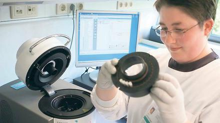 Schnelldiagnose gegen Krankenhauskeime. Sandra Friebel, medizinisch-technische Laborassistentin am Bergmann-Klinikum, demonstriert das neue MRSA-Schnelltestverfahren. Es ist seit 16. Juli am Klinikum im Einsatz.