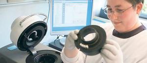 Schnelldiagnose gegen Krankenhauskeime. Sandra Friebel, medizinisch-technische Laborassistentin am Bergmann-Klinikum, demonstriert das neue MRSA-Schnelltestverfahren. Es ist seit 16. Juli am Klinikum im Einsatz.