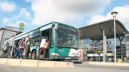 Umsteigepunkt Hauptbahnhof. Um dem Trubel am Bahnhof zu entgehen, stiegen die Erzieher mit den Kindern bereits am Alten Markt aus, wobei ein Junge vergessen wurde. Der aufmerksame Fahrer der Linie 695 kümmerte sich um das Kind.