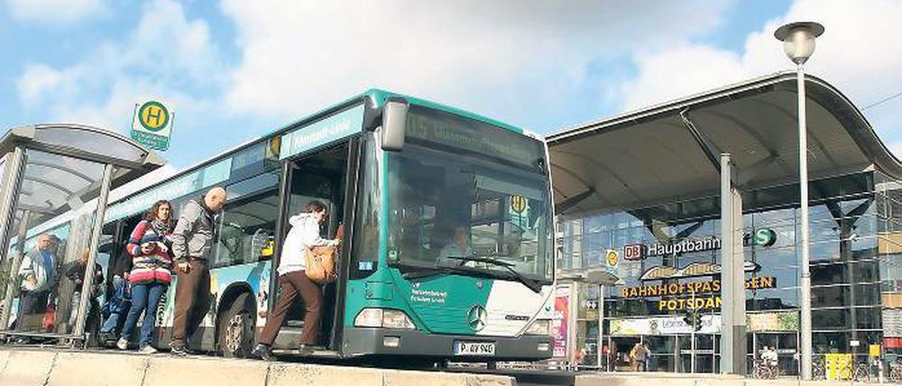 Umsteigepunkt Hauptbahnhof. Um dem Trubel am Bahnhof zu entgehen, stiegen die Erzieher mit den Kindern bereits am Alten Markt aus, wobei ein Junge vergessen wurde. Der aufmerksame Fahrer der Linie 695 kümmerte sich um das Kind.