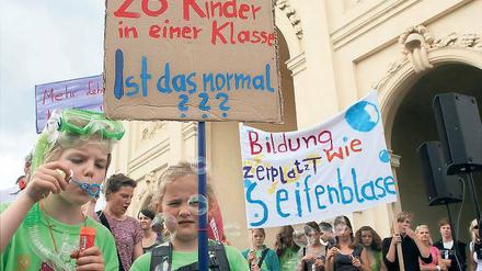 Missverständnis? Potsdamer Schüler demonstrieren im Sommer 2011 gegen die rot-roten Sparpläne. 2012 sollten 27 Millionen Euro weniger für Bildung zur Verfügung stehen. Finanzminister Markov dagegen lobt die Investitionen der Regierung in diesem Bereich.