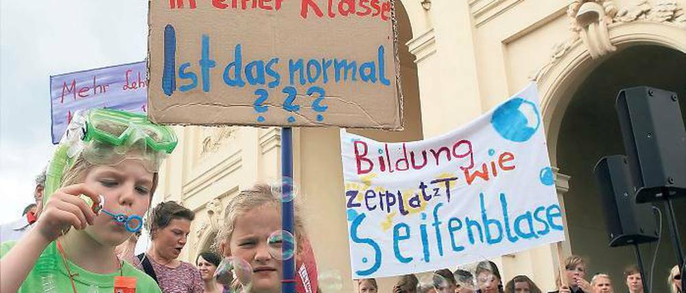 Missverständnis? Potsdamer Schüler demonstrieren im Sommer 2011 gegen die rot-roten Sparpläne. 2012 sollten 27 Millionen Euro weniger für Bildung zur Verfügung stehen. Finanzminister Markov dagegen lobt die Investitionen der Regierung in diesem Bereich.