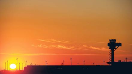 Gutes Licht. Dienstag war der Tag des großen Tests auf der BER-Flughafenbaustelle, er begann mit diesem Sonnenaufgang – und er ging auch gut zu Ende. Die Brandschutzanlage bestand offensichtlich den Check.
