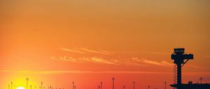 Gutes Licht. Dienstag war der Tag des großen Tests auf der BER-Flughafenbaustelle, er begann mit diesem Sonnenaufgang – und er ging auch gut zu Ende. Die Brandschutzanlage bestand offensichtlich den Check.