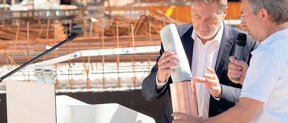 Baustein. In der Babelsberger Wollestraße legten Oberbürgermeister Jann Jakobs (SPD) und Pro-Potsdam-Chef Horst Müller-Zinsius den Grundstein für 16 neue Wohnungen. Bis zum Jahr 2019 soll das kommunale Unternehmen in Potsdam 1000 Wohnungen errichten.