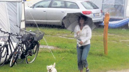 Ins Wasser gefallen. Im vergangenen Jahr sorgte auch im Land Brandenburg das Tief Otto für viel Verdruss. Wie hier auf dem Campingplatz am Stolpsee bei Himmelpfort (Oberhavel) verbrachten viele Touristen ihren Urlaub teilweise unter dem Regenschirm.