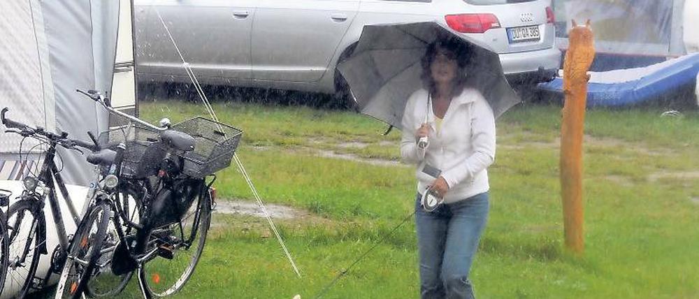 Ins Wasser gefallen. Im vergangenen Jahr sorgte auch im Land Brandenburg das Tief Otto für viel Verdruss. Wie hier auf dem Campingplatz am Stolpsee bei Himmelpfort (Oberhavel) verbrachten viele Touristen ihren Urlaub teilweise unter dem Regenschirm.