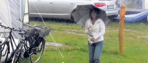 Ins Wasser gefallen. Im vergangenen Jahr sorgte auch im Land Brandenburg das Tief Otto für viel Verdruss. Wie hier auf dem Campingplatz am Stolpsee bei Himmelpfort (Oberhavel) verbrachten viele Touristen ihren Urlaub teilweise unter dem Regenschirm.