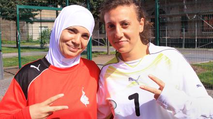 Zu den palästinensischen Fußballerinnen, die in Potsdam trainieren, gehören auch die SchwesternNiveen (l) und Nadem Alkoleeb.
