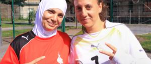 Zu den palästinensischen Fußballerinnen, die in Potsdam trainieren, gehören auch die SchwesternNiveen (l) und Nadem Alkoleeb.