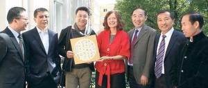 Geschenk in Schönschrift. Magdowski (M.) mit Fu (l.) und Zhang (r.).