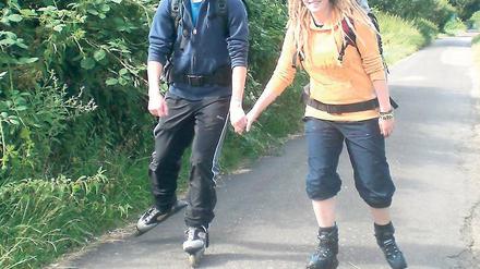 Rollend nach Hause. Victoria Darnstädt und Dominic Schneider suchen ungewöhnliche Herausforderungen: Im August wollen die beiden Studenten aus Karlsruhe 650 Kilometer weit mit Inline-Skates fahren – um ihre Eltern in Potsdam zu besuchen.