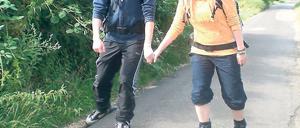 Rollend nach Hause. Victoria Darnstädt und Dominic Schneider suchen ungewöhnliche Herausforderungen: Im August wollen die beiden Studenten aus Karlsruhe 650 Kilometer weit mit Inline-Skates fahren – um ihre Eltern in Potsdam zu besuchen.