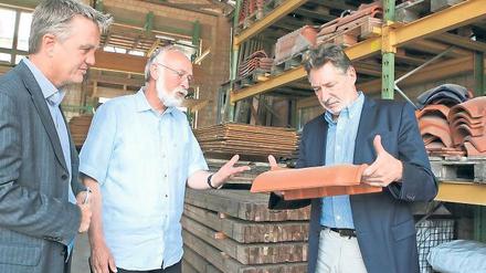 Erfolgreiches Handwerk. Dachdecker Kannenberg mit Jann Jakobs (v.l.).