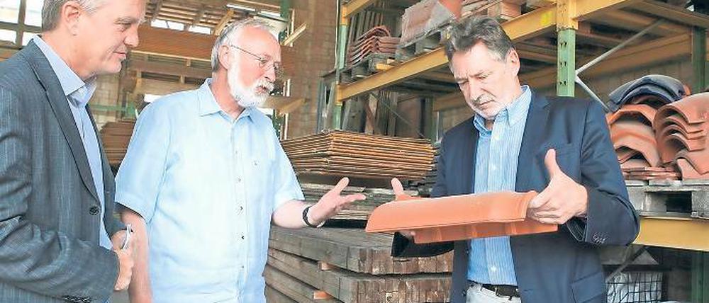 Erfolgreiches Handwerk. Dachdecker Kannenberg mit Jann Jakobs (v.l.).