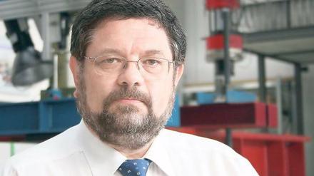 Etwas zerknirscht. Dass er völlig unerwartet im Amt des Hochschulrektors nicht bestätigt wurde, stört Johannes Vielhaber nicht so sehr wie die Art und Weise seiner Abwahl.