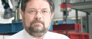 Etwas zerknirscht. Dass er völlig unerwartet im Amt des Hochschulrektors nicht bestätigt wurde, stört Johannes Vielhaber nicht so sehr wie die Art und Weise seiner Abwahl.