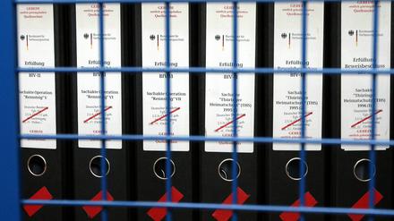 Ungeschwärzte Akten zur Operation "Rennsteig" und dem Thüringer Heimatschutz stehen im Anhörungssaal des Paul-Löbe-Hauses in Berlin vor dem NSU-Ausschuss.