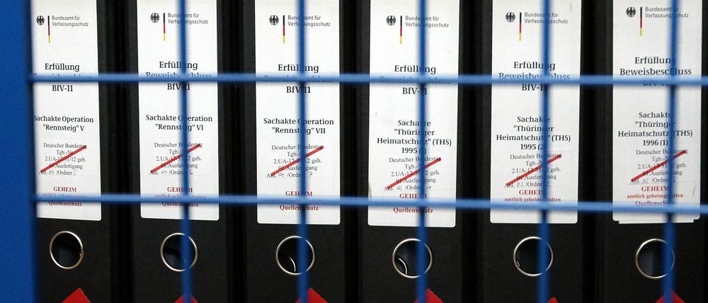 Ungeschwärzte Akten zur Operation "Rennsteig" und dem Thüringer Heimatschutz stehen im Anhörungssaal des Paul-Löbe-Hauses in Berlin vor dem NSU-Ausschuss.